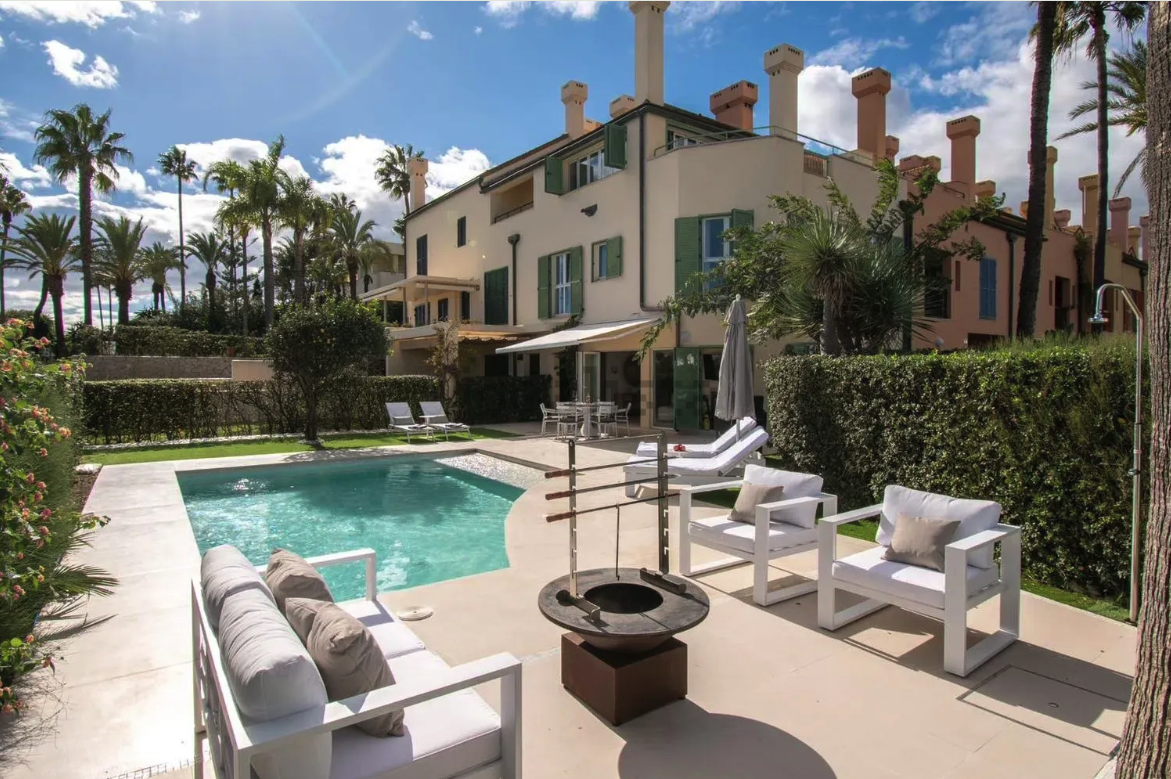 Semi-detached house with a garden and pool
